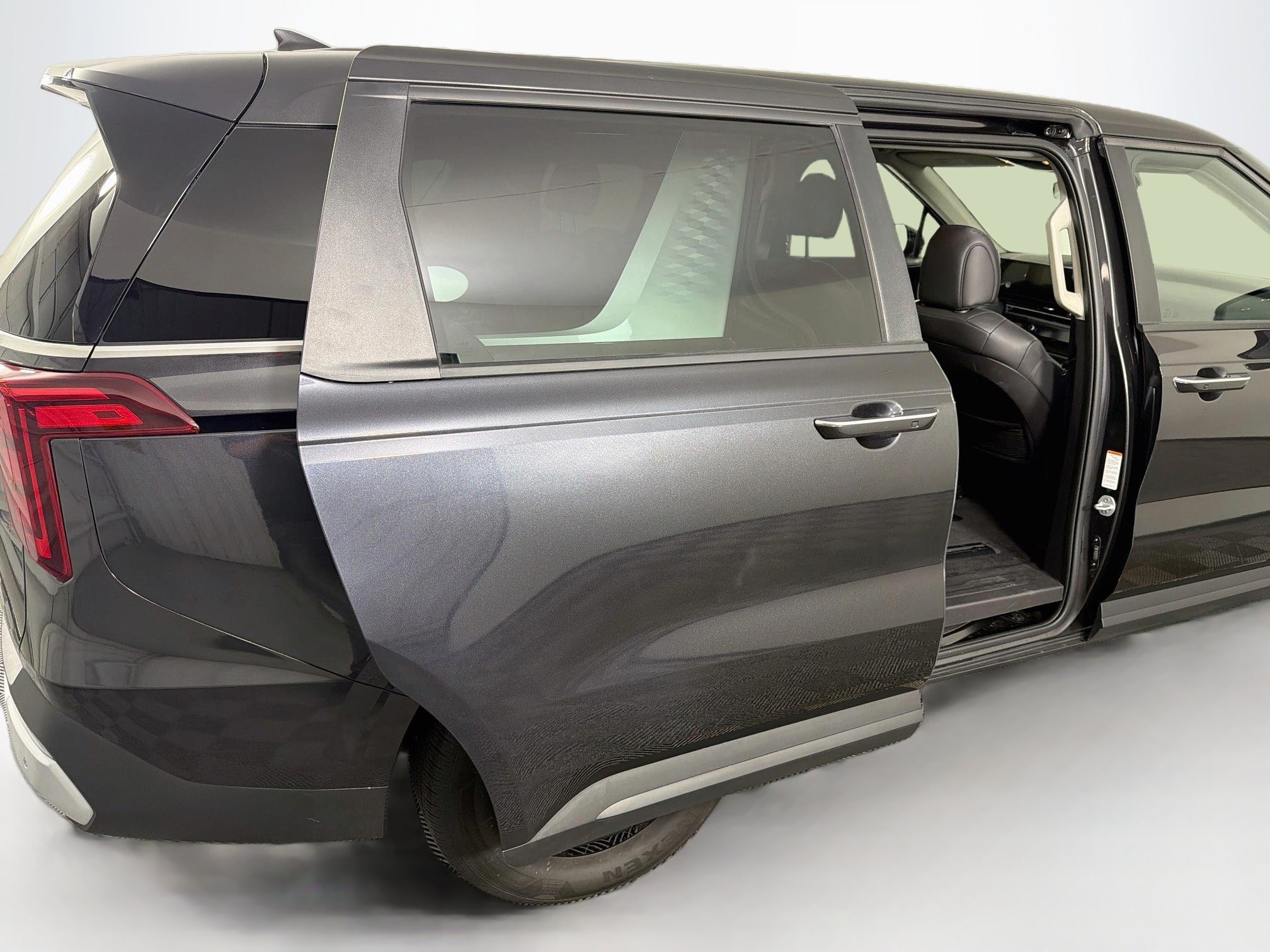 Used 2026 Kia Carnival FWD image 32