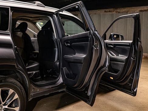 Used 2023 Toyota Highlander XLE image 27