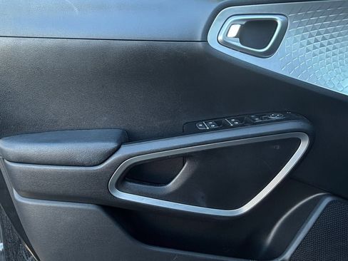 Used 2025 Kia Soul LX w/ LX Technology Package FWD image 18