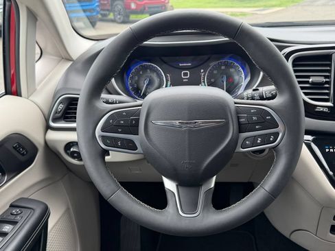 Used 2024 Chrysler Pacifica Touring-L FWD image 41