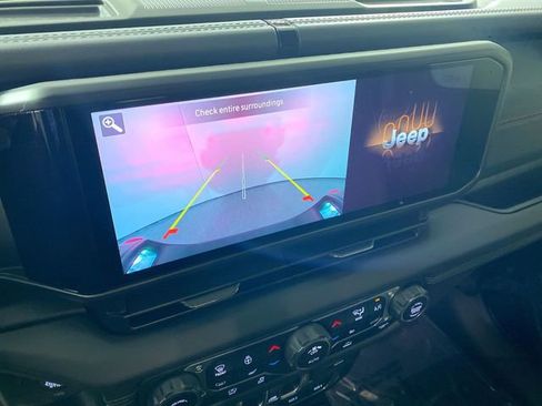 Used 2025 Jeep Gladiator Rubicon w/ Convenience Group image 9