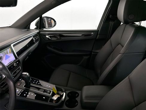 Certified 2025 Porsche Macan AWD/4WD image 30