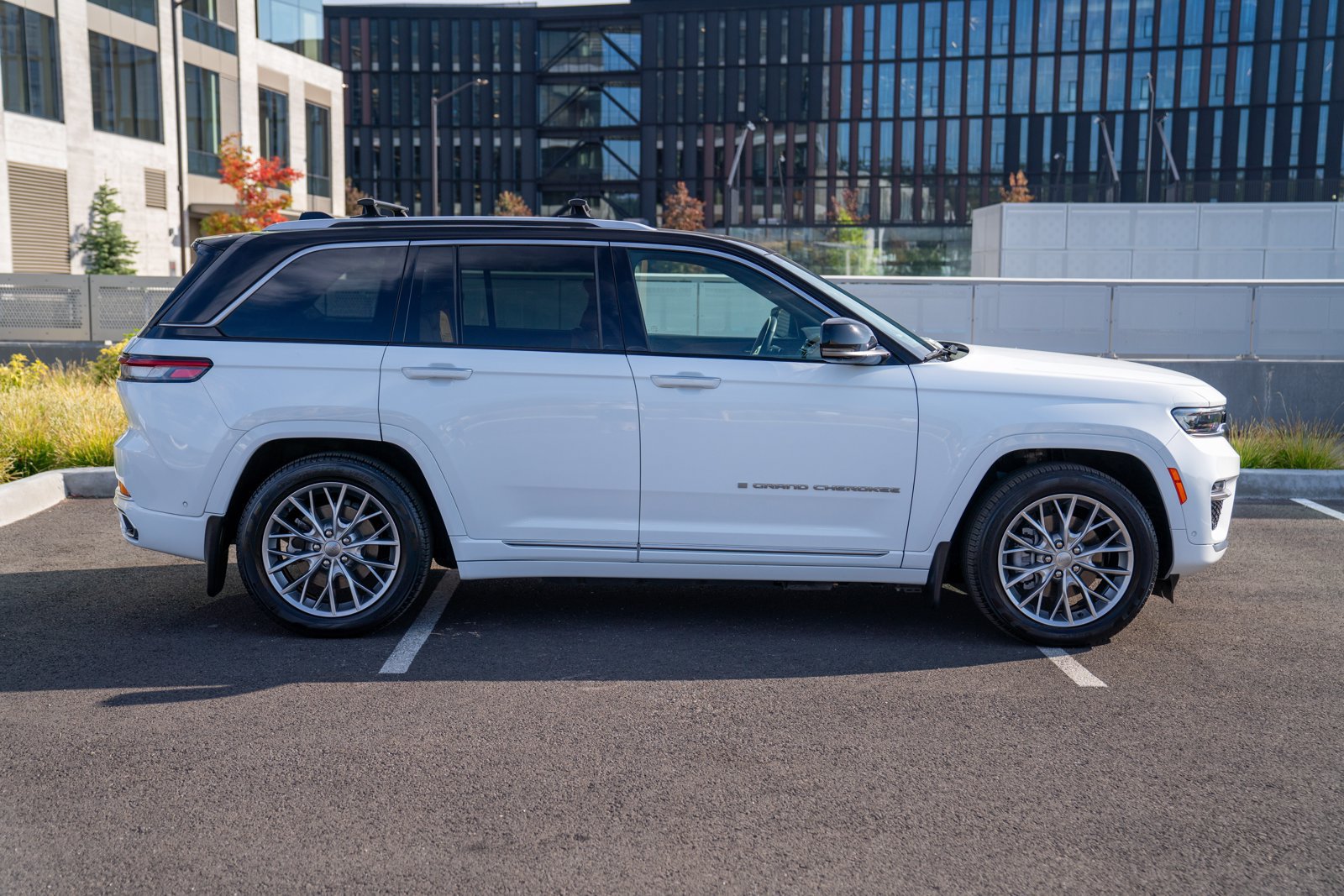 Used 2022 Jeep Grand Cherokee Summit w/ Advanced Protech Group IV AWD/4WD image 8