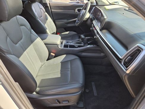 Certified 2024 Kia Sorento EX w/ Panoramic Sunroof Package FWD image 17