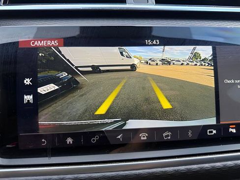 Used 2019 Land Rover Range Rover Velar R-Dynamic SE image 18