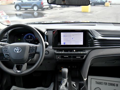 Used 2025 Toyota Camry LE image 35