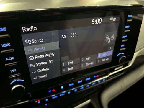 Used 2021 Toyota Sienna Limited image 35