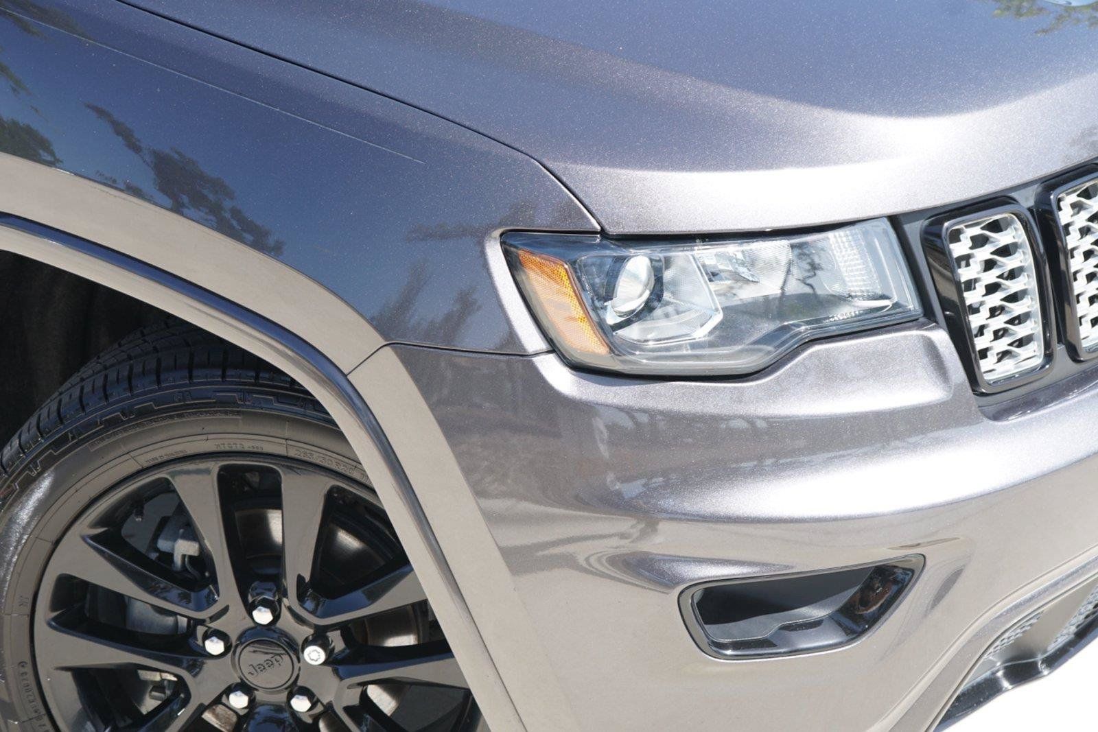 Used 2018 Jeep Grand Cherokee Altitude RWD image 3