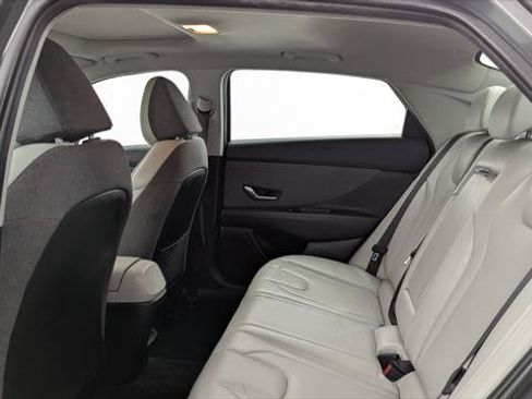 Used 2025 Hyundai Elantra Limited FWD image 17