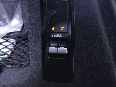 Used 2024 Land Rover Range Rover Sport SE image 11