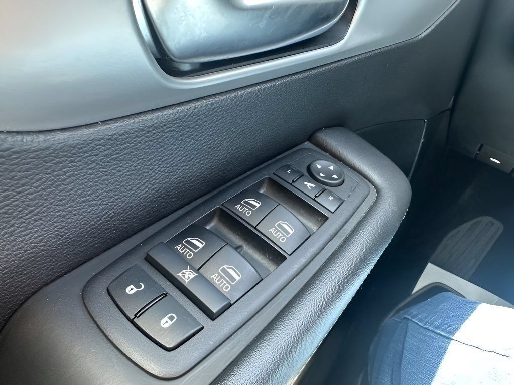 Used 2025 Chrysler Pacifica Limited FWD image 33