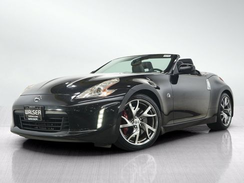 Used 2014 Nissan 370Z Touring w/ Sport Package RWD image 2