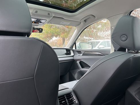 New 2025 Volkswagen Tiguan SE image 28