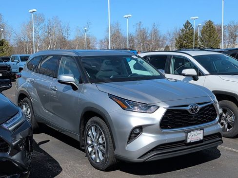 Used 2022 Toyota Highlander Limited image 2