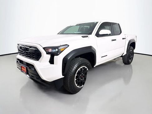 Certified 2025 Toyota Tacoma TRD Off-Road AWD/4WD image 3