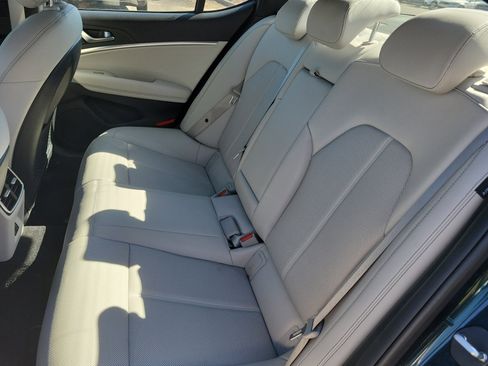 Used 2024 Genesis G70 2.5T image 7