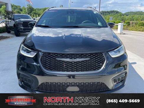 Used 2025 Chrysler Pacifica Limited FWD image 32
