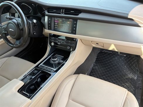 Used 2017 Jaguar XF Premium image 11