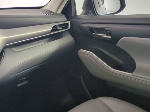 Used 2023 Toyota Highlander XLE FWD image 21