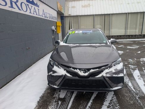 Used 2023 Toyota Camry SE image 4