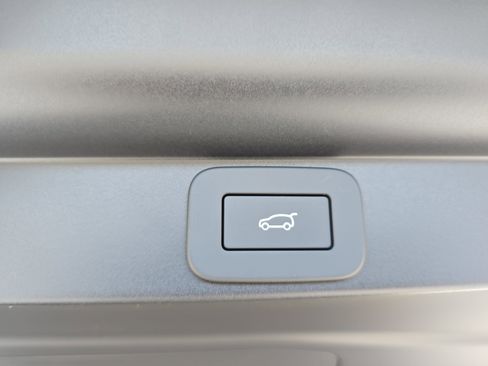 New 2026 Land Rover Range Rover Long Wheelbase SE image 13