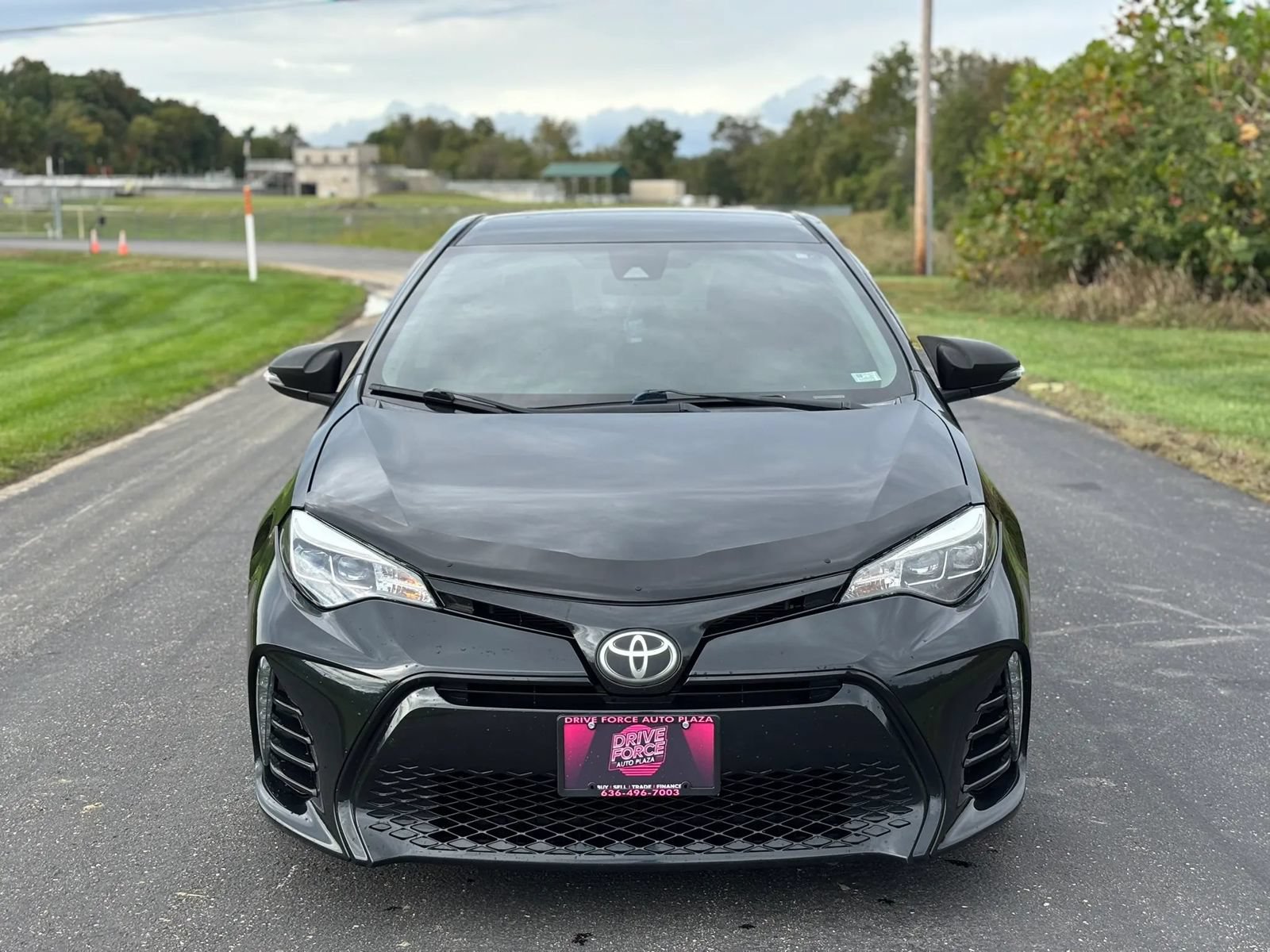 Used 2017 Toyota Corolla SE w/ Carpet Mat Package (TMS) FWD image 2