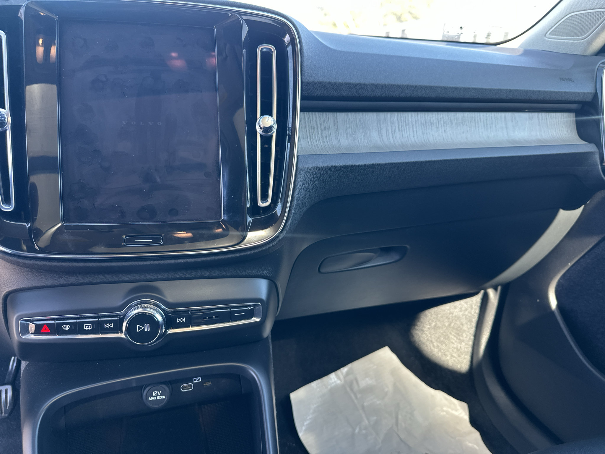 Used 2023 Volvo XC40 B4 Ultimate FWD image 13