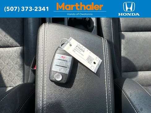 Used 2018 Kia Niro EX FWD image 26