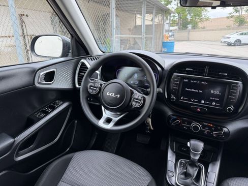 Used 2025 Kia Soul LX w/ LX Technology Package FWD image 32
