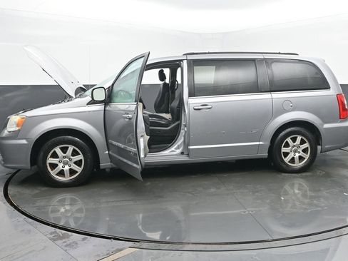 Used 2013 Chrysler Town & Country Touring image 50