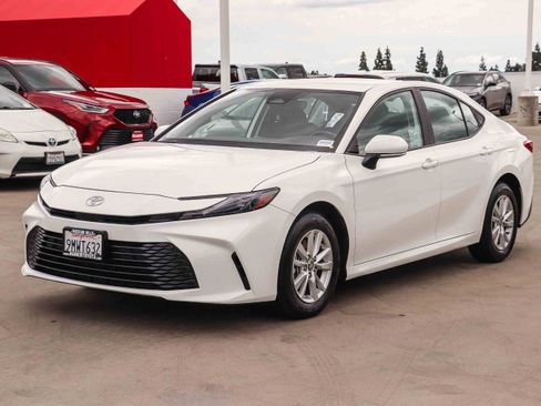 Certified 2025 Toyota Camry SE AWD/4WD image 3