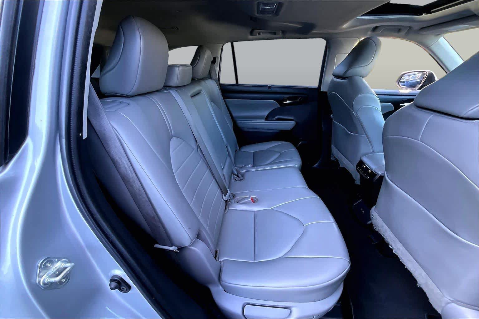 Used 2023 Toyota Highlander XLE AWD/4WD image 19
