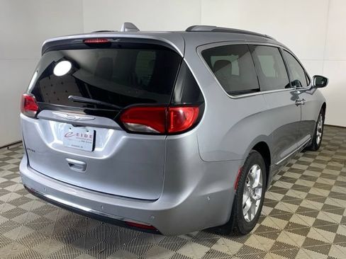 Used 2019 Chrysler Pacifica Limited w/ Advanced Safetytec Group FWD image 18