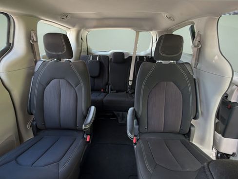 Used 2022 Chrysler Voyager LX FWD image 12