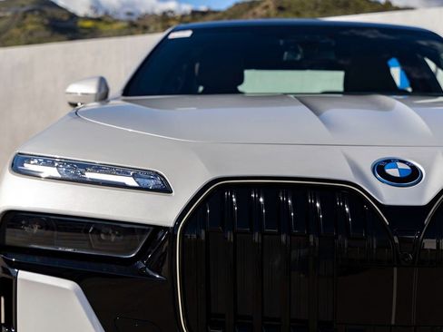 New 2026 BMW 750e xDrive image 9