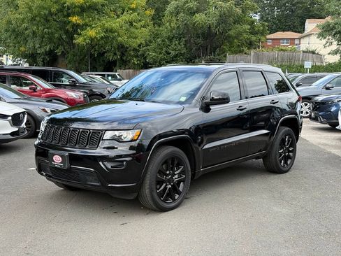 Used 2022 Jeep Grand Cherokee Laredo X AWD/4WD image 1