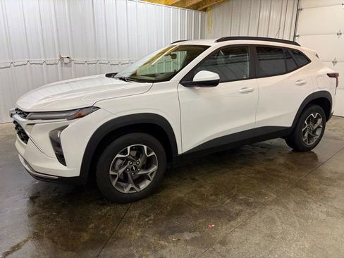 Used 2025 Chevrolet Trax LT w/ LT Convenience Package image 4