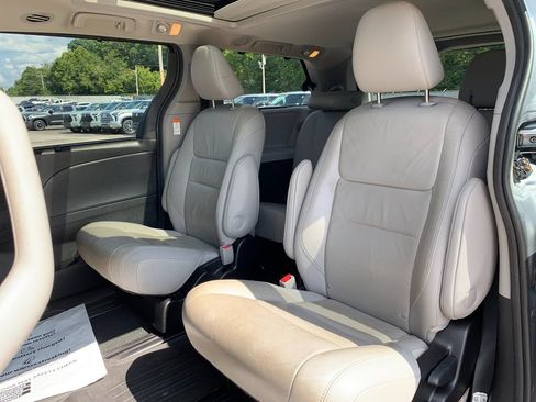 Used 2017 Toyota Sienna Limited Premium AWD/4WD image 14