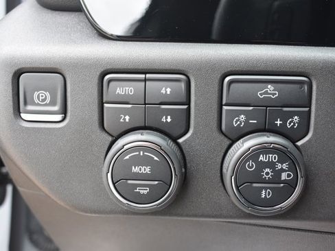 Used 2024 Chevrolet Silverado 1500 LT Trail Boss w/ Convenience Package II AWD/4WD image 32