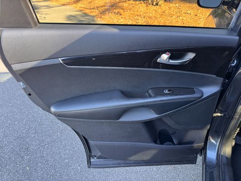 Used 2020 Kia Sorento LX image 40