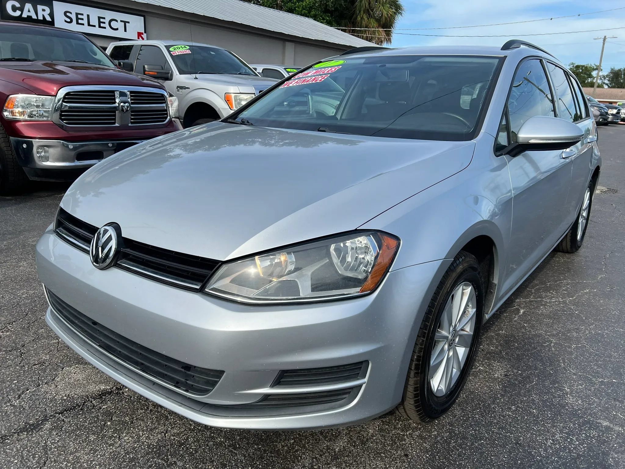 Used 2017 Volkswagen Golf S FWD image 2