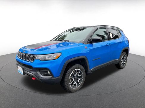 Used 2025 Jeep Compass Trailhawk AWD/4WD image 3