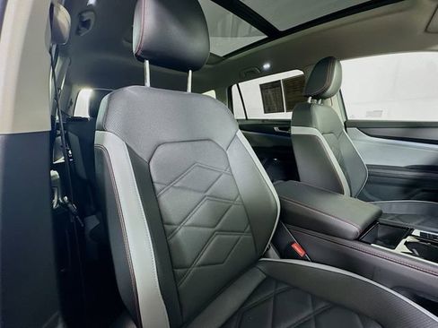 Used 2025 Volkswagen Atlas Peak Edition SE image 29