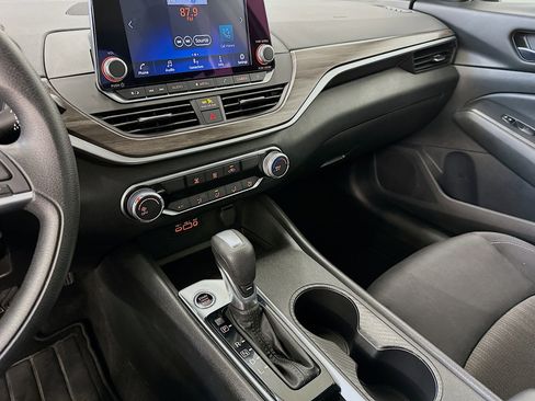 Used 2025 Nissan Altima 2.5 SV FWD image 25