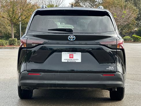Used 2023 Toyota Sienna XLE image 5