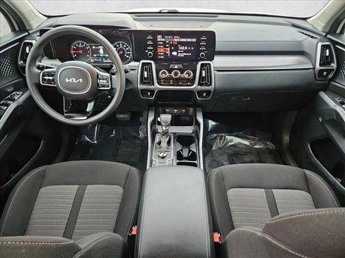Used 2022 Kia Sorento LX image 17