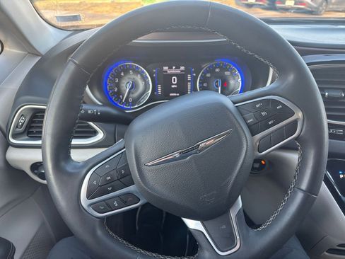 Used 2023 Chrysler Voyager LX image 32