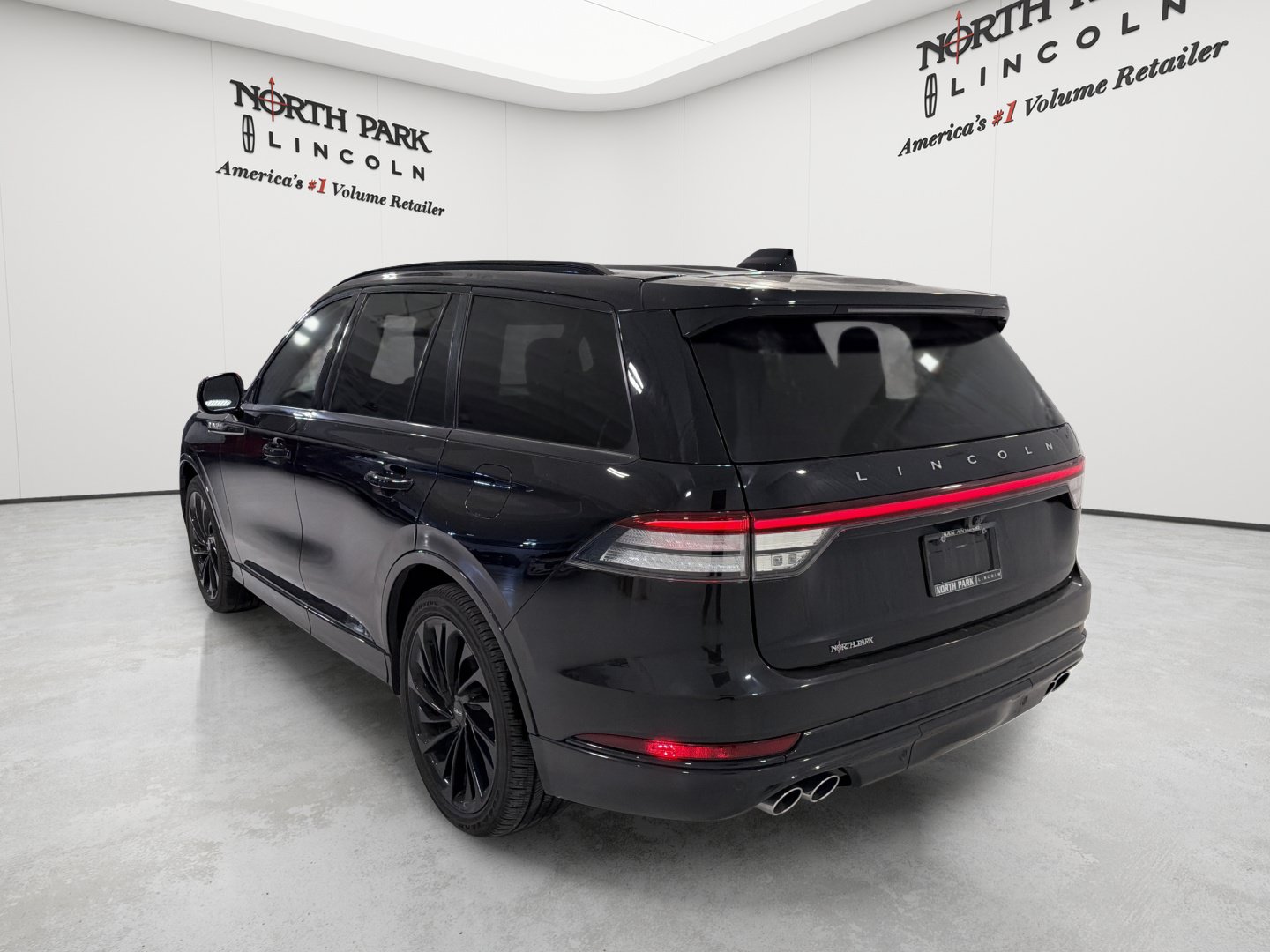 Used 2025 Lincoln Aviator Reserve w/ Jet Appearance Package RWD image 3