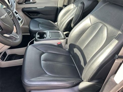 Used 2024 Chrysler Pacifica Touring-L image 26
