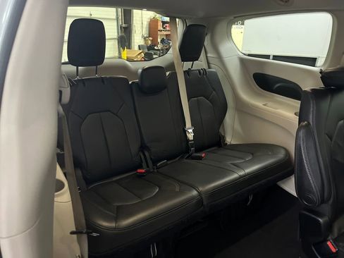 Used 2017 Chrysler Pacifica Touring-L image 22